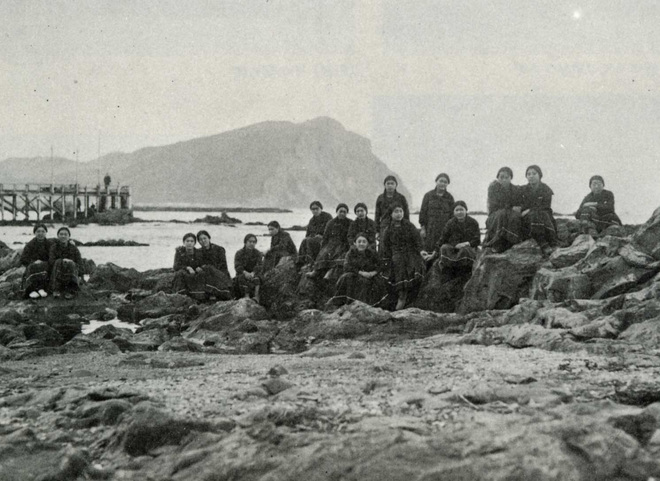 写真:モイレ海岸での集合写真(『余高五十年』より)